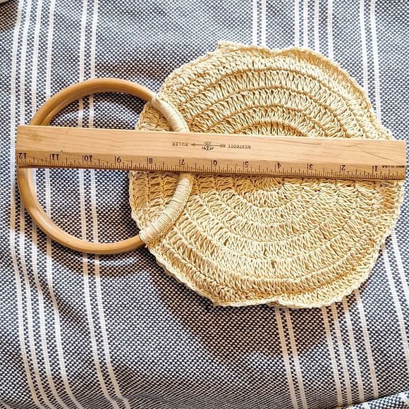 Elegant Tan Woven Handbag - Picture 5 of 6